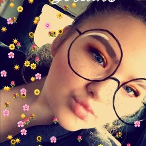 Meet your Posher, Emilee